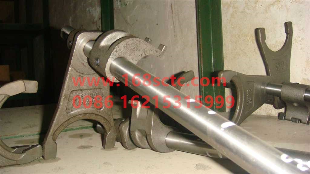 AZ2203220008-SINOTRUK HOWO-Shift fork shaft assemblyThree or four gears (12block)-ZhongQiBianSuXiangHW19712L