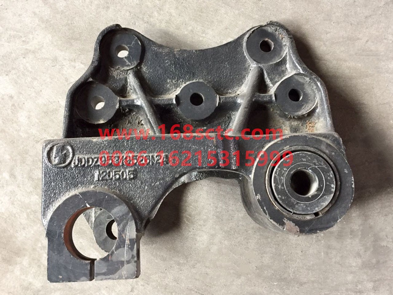 DZ95319526123-SHACMAN-Front leaf spring intermediate bracket assembly left-DeLongF3000 2015Kuan