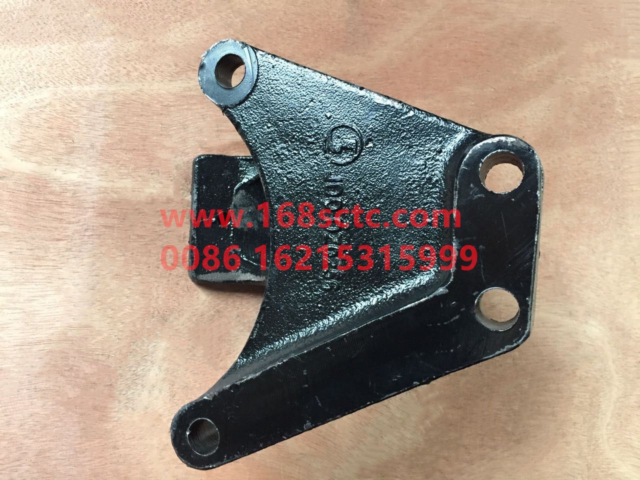 DZ95259590256-SHACMAN-Engine bracket right front-DeLongF3000 2015Kuan