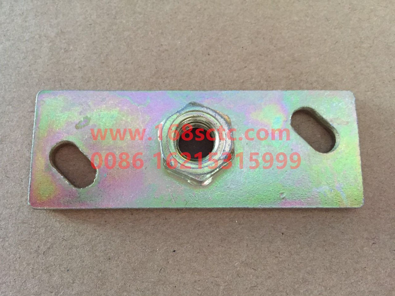 DZ15221110065-SHACMAN-Front cover lock cylinder right mounting bracket assembly-DeLongXinM3000 2013Kuan