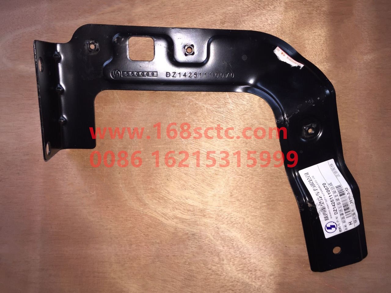 DZ14251110070-SHACMAN-Front cover lock left mounting bracket assembly-DeLongX3000 2013Kuan