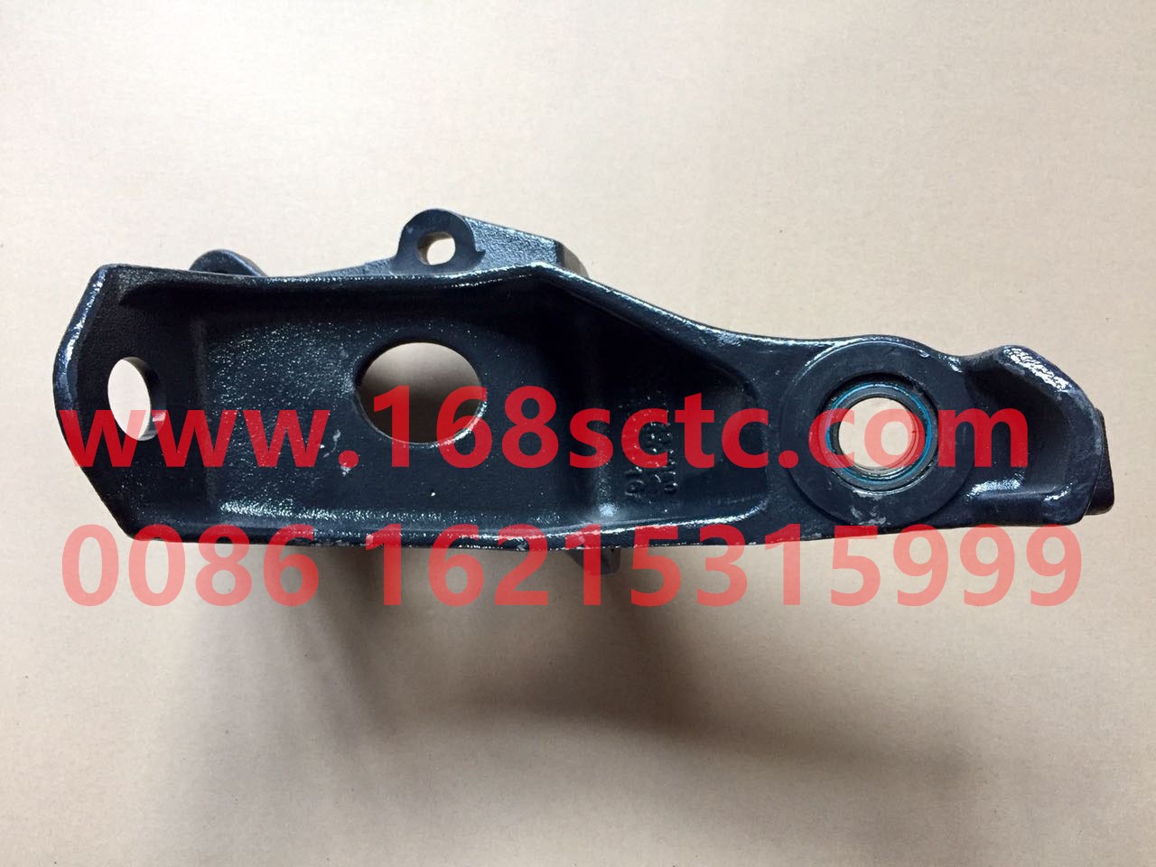 Right bracket assembly