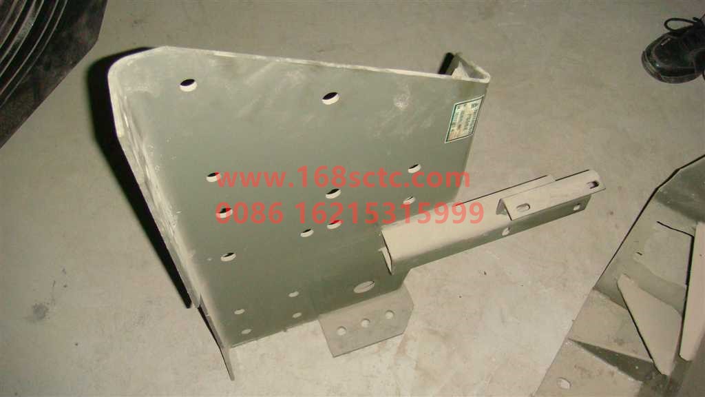 AZ9118930052-SINOTRUK HOWO-Bumper bracket assembly right-SiTaiErWang2008Kuan