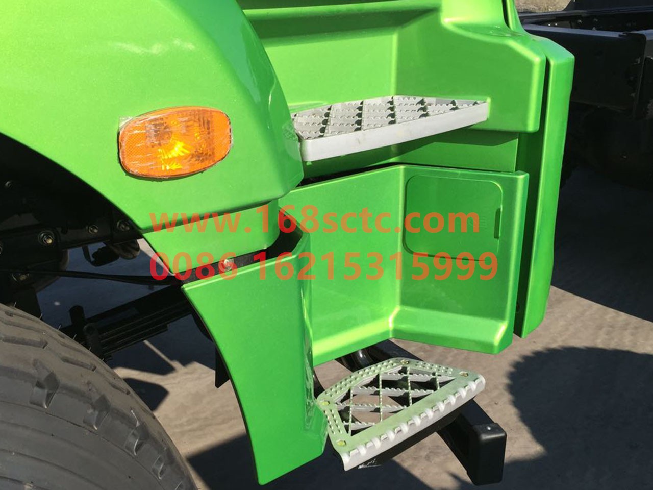 DZ15221242489-SHACMAN-headlight access cover-DeLongXinM3000 2013Kuan