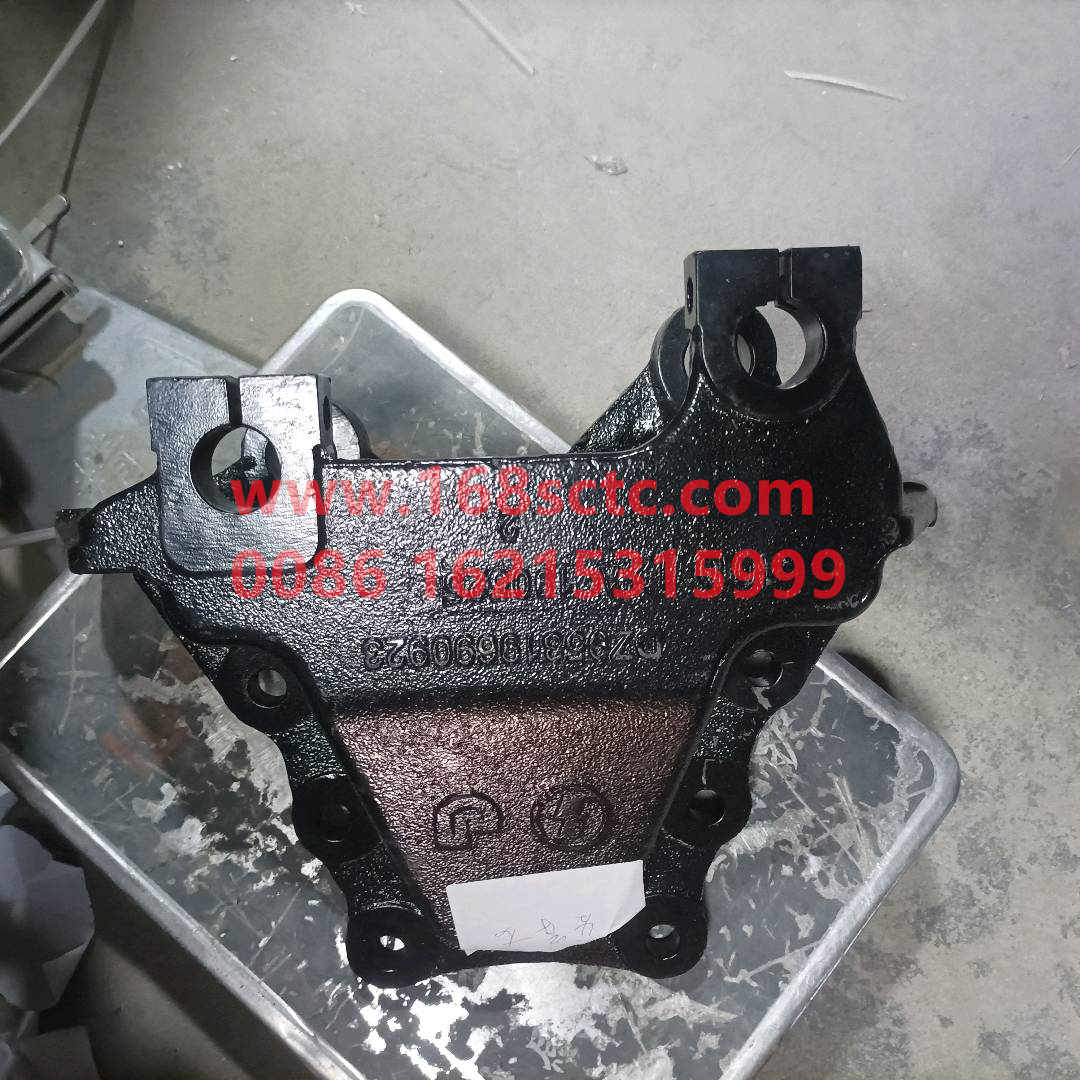 DZ95319690923-SHACMAN-Front spring intermediate bracket (right part)-DeLongF3000 2015Kuan